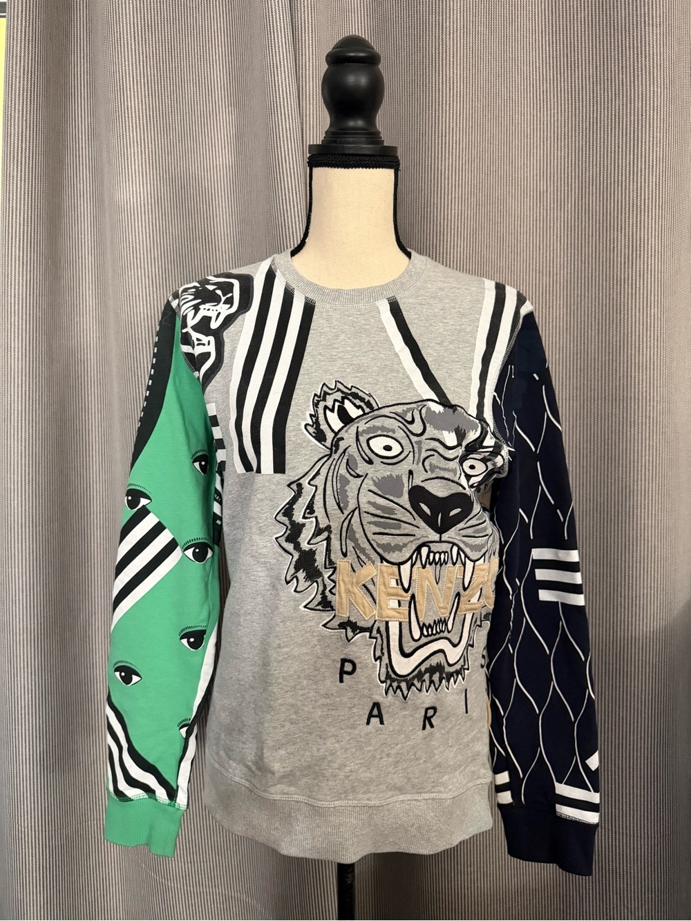 (Rare VTG) Kenzo Women's Grey Tiger Graphic Sweatshirt - Green & Navy Sleeves